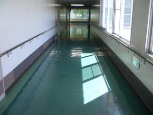 青梅訓練学校　ビニールシート剥離清掃