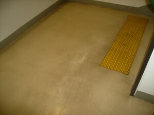 武蔵村山　公共施設　階段剥離清掃