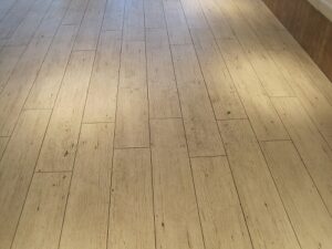 東京都港区　青山　レストラン弾性床　洗浄ワックス塗布作業