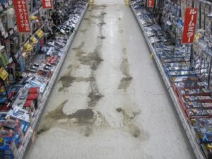 東京都　練馬区　カー用品店　床面剥離清掃ワックス塗布
