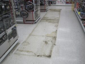 東京都　練馬区　カーショップ剥離洗浄ワックス塗布作業