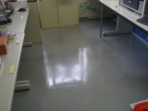 羽村市　オフィスビル　床面剥離清掃