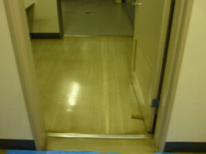 都内　福祉施設　剥離清掃作業