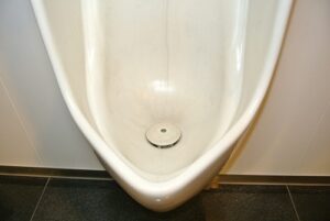 東京都品川区　男子小便器　トイレコーティング作業