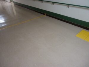 東京都　国分寺市　公共施設　通路部分定期床洗浄ワックス塗布作業