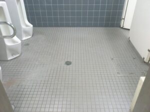 東京都　大田区　学校教育施設　トイレ床清掃・洗浄