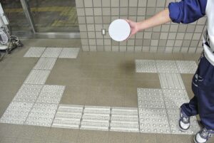 東京都　八王子市　学校ホール磁器（セラミック）タイル洗浄