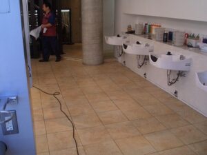渋谷区原宿　美容室床面洗浄及ワックス塗布