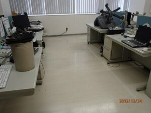 東京都新宿区オフィスビル　床面清掃及びワックス塗布