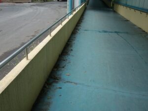 所沢市　医療関連施設　外部通路清掃