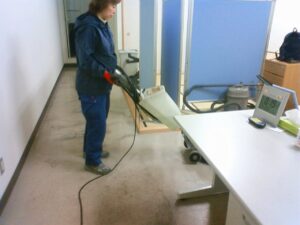新宿区　オフィスビル内の床面定期清掃　