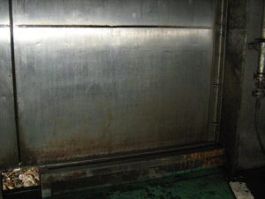 廃棄物処理場の投入口扉清掃