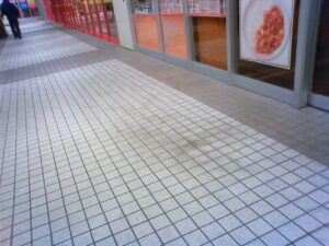 ショッピングモールの床洗浄
