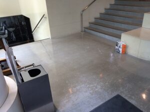 東京都渋谷区ショッピングモール共用部床面剥離洗浄