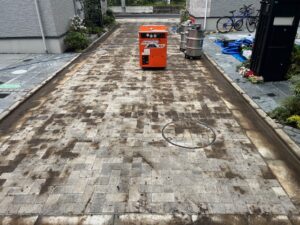 インターロッキング高圧洗浄と砂撒き
