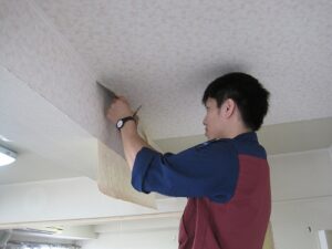 東京都　港区　事務所壁紙張替え作業