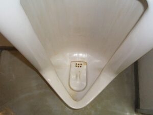 立川市　オフィスビル　トイレ　尿石落とし作業