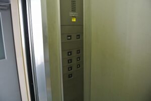 強アルカリイオン電解水使用によるエレベータースイッチの掃除（清掃） ・除菌　　東建社　東京
