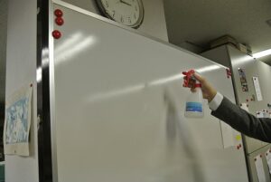 アルカリイオン電解水使用によるオフィスホワイトボードの清掃 ・除菌作業
