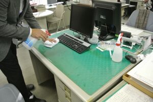 アルカリイオン電解水使用による事務所テーブルの清掃 ・除菌作業