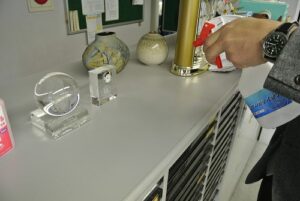 アルカリイオン電解水使用によるオフィス備品什器の清掃 ・除菌作業