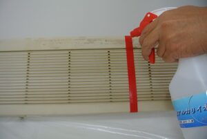 強アルカリイオン電解水を使用したエアコン室内機カバー洗浄効果の検証2